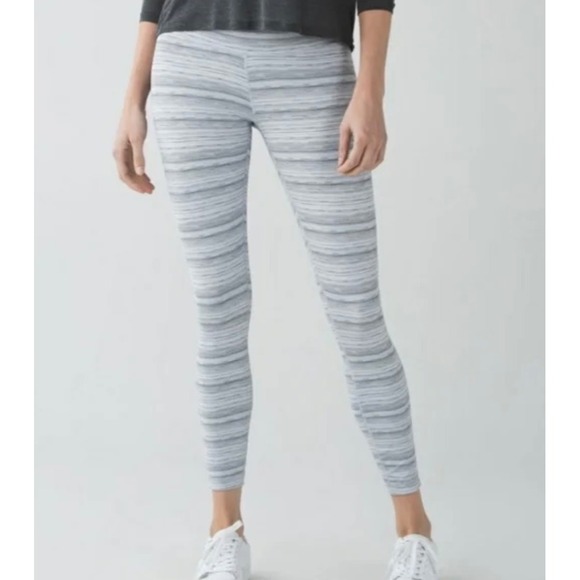 lululemon athletica Pants - Lululemon Womens wunder under Striped Yoga Pants size (4) 25 inch